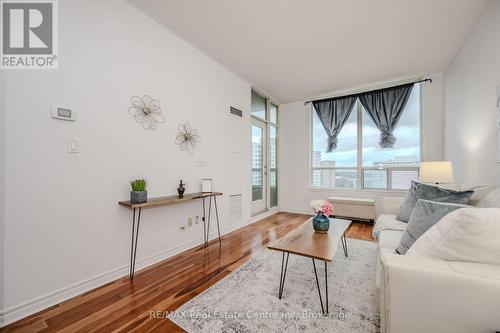 1510 - 3504 Hurontario Street, Mississauga (Hurontario), ON - Indoor Photo Showing Living Room