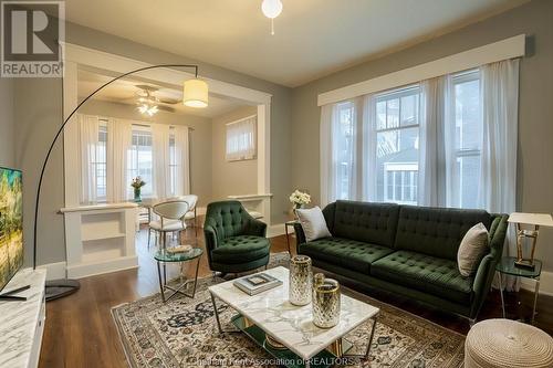 35 Mckeough Avenue, Chatham, ON - Indoor Photo Showing Living Room