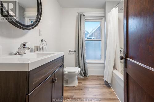 35 Mckeough Avenue, Chatham, ON - Indoor Photo Showing Bathroom