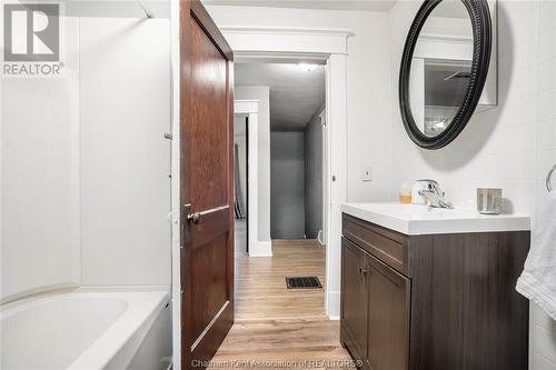 35 Mckeough Avenue, Chatham, ON - Indoor Photo Showing Bathroom