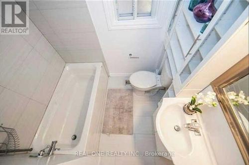 375 Neal Drive, Richmond Hill, ON - Indoor Photo Showing Bathroom