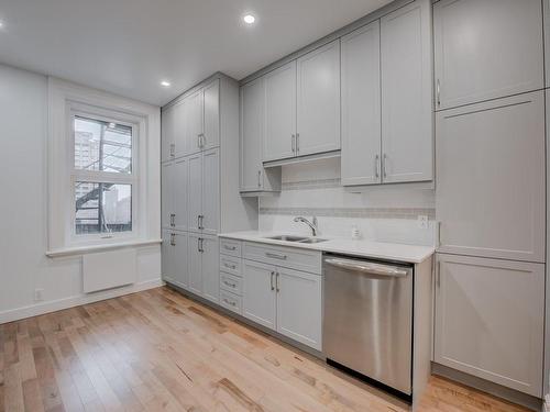 Kitchen - 200-1572 Av. Summerhill, Montréal (Ville-Marie), QC - Indoor Photo Showing Kitchen With Double Sink