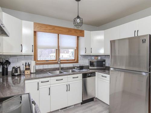 248 Prospect Avenue, Thunder Bay, ON - Indoor Photo Showing Kitchen With Double Sink