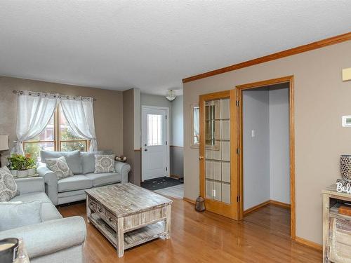 248 Prospect Avenue, Thunder Bay, ON - Indoor Photo Showing Living Room