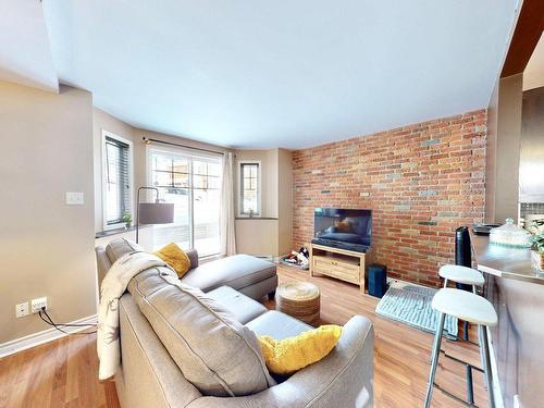 Living room - 977 Rue Du Faubourg, Longueuil (Le Vieux-Longueuil), QC - Indoor Photo Showing Living Room With Fireplace