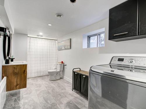 Bathroom - 1100 Rue Champlain, Laval (Duvernay), QC - Indoor Photo Showing Laundry Room