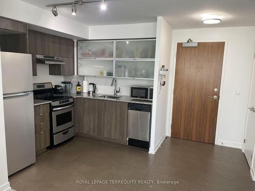 203-170 Fort York Blvd, Toronto, ON - Indoor Photo Showing Kitchen