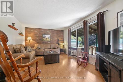 4185 Panmure Road, Ottawa, ON - Indoor Photo Showing Living Room