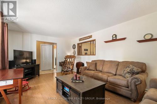 4185 Panmure Road, Ottawa, ON - Indoor Photo Showing Living Room