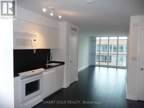 1035 - 15 Iceboat Terrace, Toronto, ON - Indoor Photo Showing Kitchen