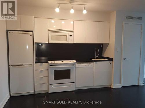 1035 - 15 Iceboat Terrace, Toronto, ON - Indoor Photo Showing Kitchen