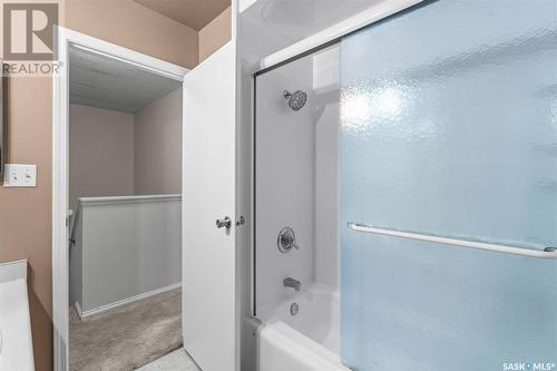 26 1128 Mckercher Drive, Saskatoon, SK - Indoor Photo Showing Bathroom