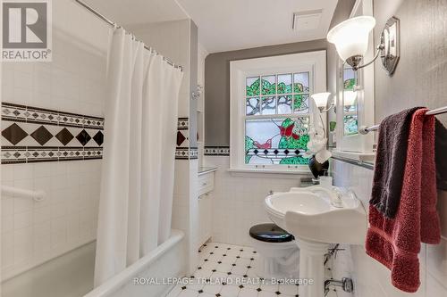 262 Regent Street, London, ON - Indoor Photo Showing Bathroom