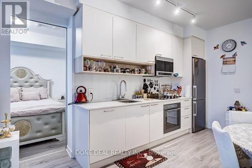 302 - 3005 Pine Glen Road, Oakville, ON - Indoor Photo Showing Kitchen