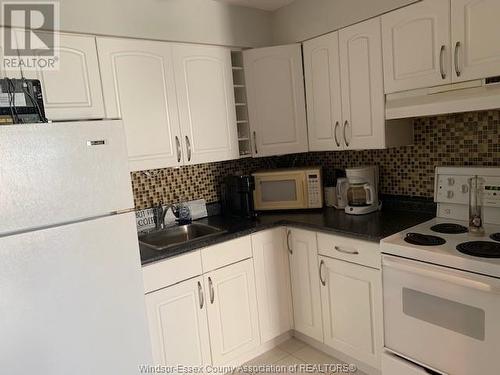 150 Park Street West Unit# 1503, Windsor, ON - Indoor Photo Showing Kitchen