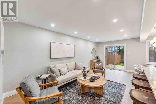 62 Erin Crescent, Ottawa, ON - Indoor Photo Showing Living Room