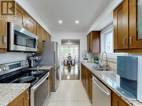 100 Seaton Drive, Aurora, ON - Indoor Photo Showing Kitchen With Double Sink With Upgraded Kitchen