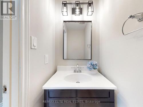 100 Seaton Drive, Aurora, ON - Indoor Photo Showing Bathroom