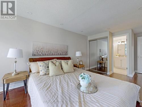 100 Seaton Drive, Aurora, ON - Indoor Photo Showing Bedroom