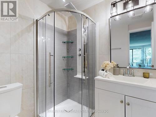 100 Seaton Drive, Aurora, ON - Indoor Photo Showing Bathroom