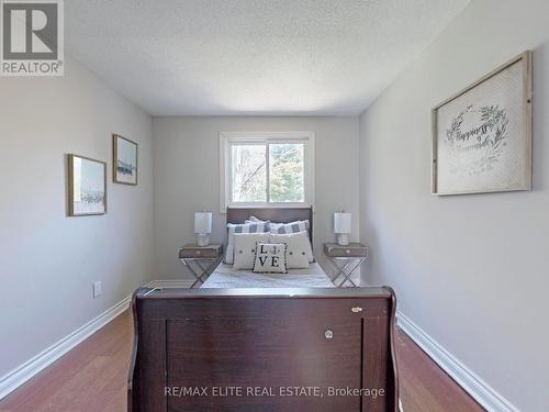 100 Seaton Drive, Aurora, ON - Indoor Photo Showing Bedroom