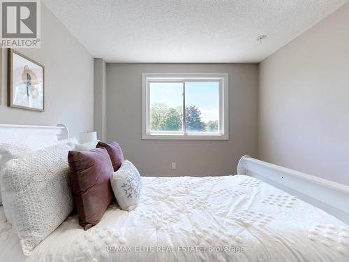 100 Seaton Drive, Aurora, ON - Indoor Photo Showing Bedroom