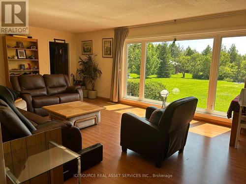 3024 Harmony Road, Tyendinaga, ON - Indoor Photo Showing Living Room