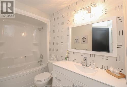 105 King Street, Chatham, ON - Indoor Photo Showing Bathroom