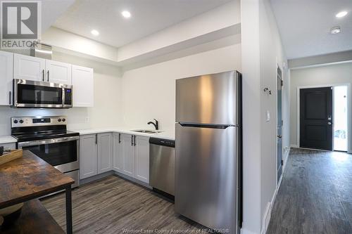 105 King Street, Chatham, ON - Indoor Photo Showing Kitchen With Upgraded Kitchen