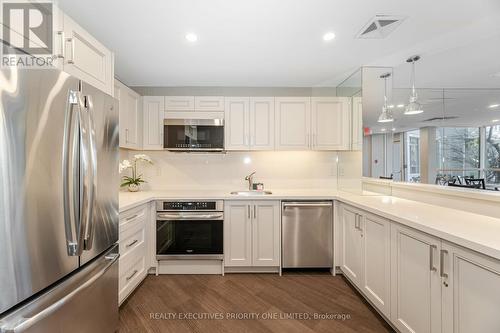 705 - 7250 Yonge Street, Vaughan, ON - Indoor Photo Showing Kitchen With Upgraded Kitchen