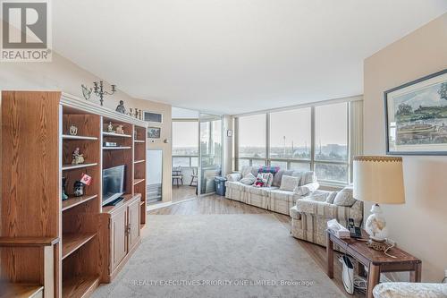 705 - 7250 Yonge Street, Vaughan, ON - Indoor Photo Showing Living Room