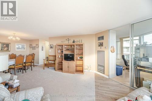 705 - 7250 Yonge Street, Vaughan, ON - Indoor Photo Showing Living Room