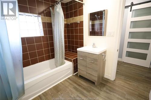 817 Chatham Street East, Windsor, ON - Indoor Photo Showing Bathroom