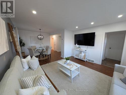 9 Prince Street, Clarington (Bowmanville), ON - Indoor Photo Showing Living Room