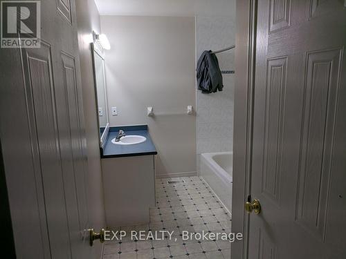 111 Thurman Circle, London, ON - Indoor Photo Showing Bathroom