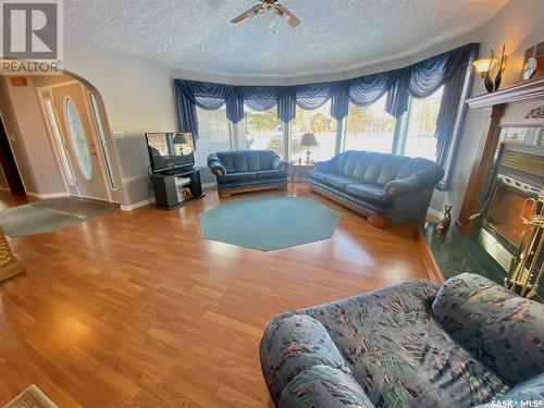 111 Gordon Avenue W, Yorkton, SK - Indoor Photo Showing Living Room