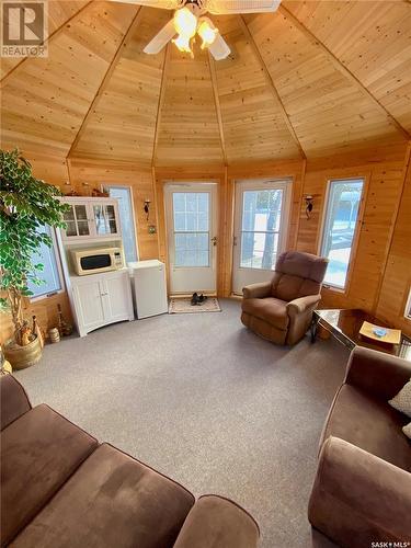 111 Gordon Avenue W, Yorkton, SK - Indoor Photo Showing Living Room