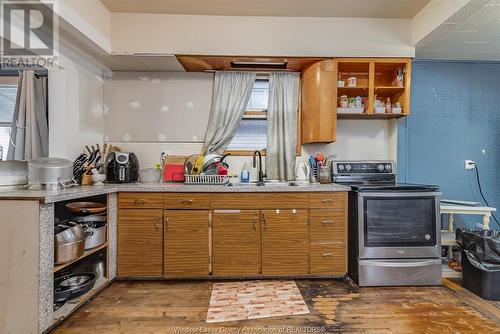 821 Marentette Avenue, Windsor, ON - Indoor Photo Showing Kitchen