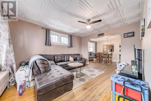 821 Marentette Avenue, Windsor, ON - Indoor Photo Showing Living Room