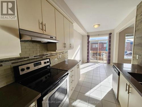 92 Fortis Crescent, Bradford West Gwillimbury, ON - Indoor Photo Showing Kitchen With Upgraded Kitchen