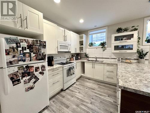 514 Isabella Street E, Saskatoon, SK - Indoor Photo Showing Kitchen With Double Sink