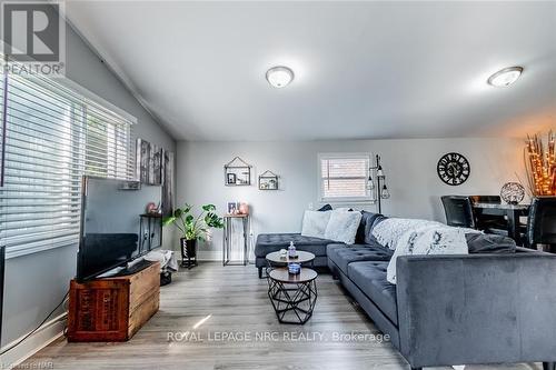 7 Josephine Street, St. Catharines (458 - Western Hill), ON - Indoor Photo Showing Living Room