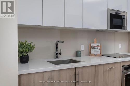 1812 - 330 Richmond Street W, Toronto, ON - Indoor Photo Showing Kitchen