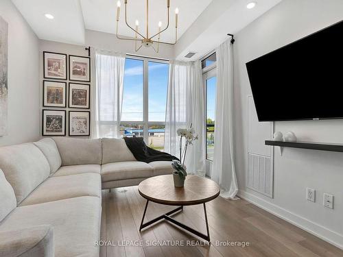 331-5230 Dundas St, Burlington, ON - Indoor Photo Showing Living Room