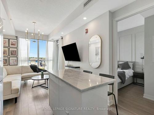 331-5230 Dundas St, Burlington, ON - Indoor Photo Showing Living Room