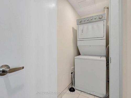 331-5230 Dundas St, Burlington, ON - Indoor Photo Showing Laundry Room