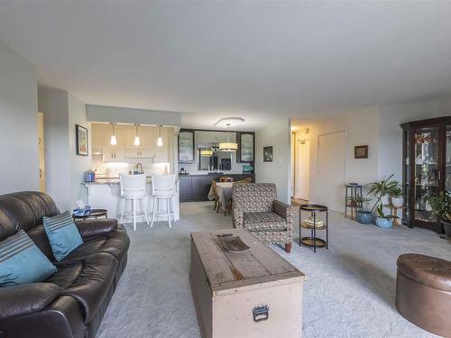 1309 405 Waverley Street, Thunder Bay, ON - Indoor Photo Showing Living Room