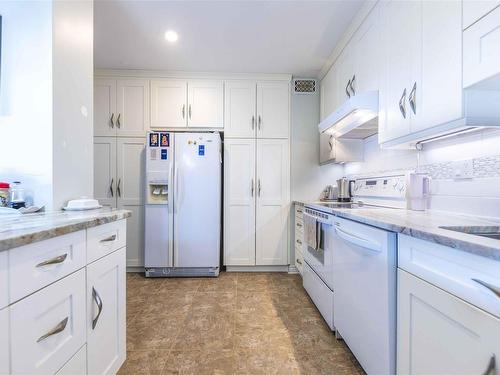 1309 405 Waverley Street, Thunder Bay, ON - Indoor Photo Showing Kitchen