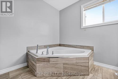 31 Brown Wood Drive, Barrie, ON - Indoor Photo Showing Bathroom