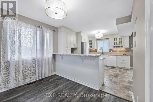 31 Brown Wood Drive, Barrie, ON - Indoor Photo Showing Kitchen